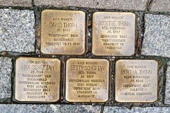 Stolperstein kommt doch ins Pflaster - Fünf Steine wurden vor acht Jahren für mehrere Familienmitglieder verlegt. Ein weiterer Stein wurde im letzten Moment zurückgehalten. 