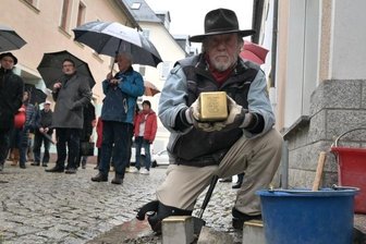 Stolpersteine erinnern an letzte jüdische Bürger von Lößnitz - Gunther Demnig beim Verlegen der Stolpersteine vor dem Haus in der Rudolf-Weber-Straße 6. 