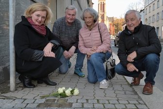Stolpersteine werden geputzt -
