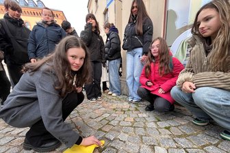 Stolpersteintour erinnert am Samstag in Reichenbach an die Opfer der Reichspogromnacht vor 86 Jahren - Ylen aus Klasse 10 des Evangelischen Gymnasiums Mylau putzt den Stolperstein für Johannes Frank am Markt 20.