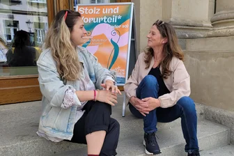 Stolz und Sisterhood: So setzt die Regisseurin das Sommertheater auf Burg Schönfels in Szene - Tamó Gvenetadze (l) und Annabel von Berlichingen vor dem Plauener Theater.