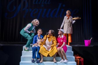 „Stolz und Vorurteil“ als temporeiche, witzige und kluge Pop-Party in Annaberg-Buchholz - Marie-Louise von Gottberg, Nadja Roxana Schimonsky, Annalena Oswald, Heidi Lehnert und Julia Sylvester (von links) in „Stolz und Vorurteil* (*oder so)“. Eine Inszenierung von Barbara Schöne am Eduard-von-Winterstein-Theater Annaberg-Buchholz.
