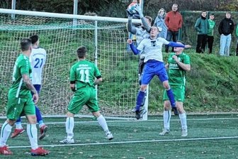 Stolze Siegesserie reißt im Spitzenspiel - Der fangsichere Keeper Robin Köpsel (hier gegen Paolo Süß) war ein Garant des Sieges der Reichenbrander.