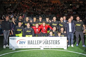 Stolze Westsachsenauswahl: „Vier Tore musst du gegen den FSV Zwickau erstmal machen“ - Fußballer aus sieben Vereinen der Region bildeten am Samstag die Westsachsenauswahl, die sich hier bei der offiziellen Turniereröffnung den Fans und Fotografen präsentiert.