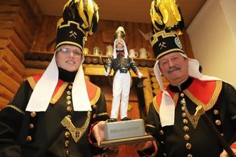 Stolzer Bergakademist ist Jahresfigur - Mandy Berndt und Andreas Linthe sind selbst Bergakademisten und präsentieren die Figur des Jahres.