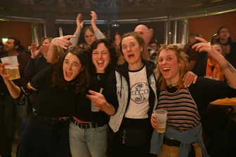Stoner-Rock-Band Colour Haze in Zwickau: Was mögen Fans an 20-minütigen Songs? - Standen beim Konzert ganz vorn: Lu Blume (27) aus Weimar, Fenou Ratata (27) aus Erfurt, Anne Greiner aus Suhl (35), Fine Wöllner (31) aus Weimar (v.li.).