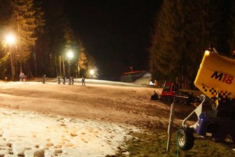Stopp für Wintersport: Lift am Kegelberg steht - Der Kegelberg Mitte Januar unter Flutlicht.