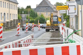Stopp! Hier wird gebaut - Mit einer Ampelregelung wird der Straßenverkehr an den Baustellen beginnend an der B 173 Ortsdurchfahrt Oederan geregelt, die Arbeiten an der Hainichener Straße dürfen nur Baustellenfahrzeuge passieren. 
