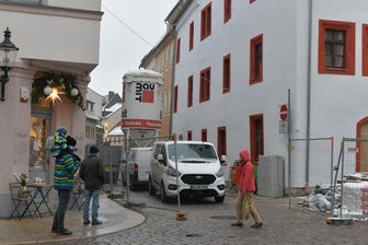 Stopp, hier wird gebaut! - Das Gebäude Burgstraße 38 in Freiberg wird komplett saniert. Aus diesem Grund ist auch die Moritzstraße gesperrt. Hier finden die Baustelleneinrichtungen für die Haussanierung statt.
