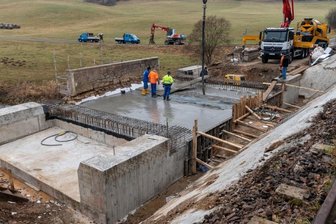 Stopp! Hier wird in Mittelsachsen gebaut - Die Bundesstraße 107 ist zwischen Seupahn und Möseln wegen einer Brückensanierung gesperrt. Am Freitag haben Mitarbeiter der Firma BIB Beton-und Ingenieurbau Böhlen GmbH eine Betonplatte gegossen.