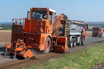 Stopp, hier wird in Mittelsachsen gebaut - Auf Hochtouren läuft die Sanierung der Bundesstraße 175 zwischen Rochlitz und der Kreuzung Grüne Tanne. Mit spezieller Technik wird das Bankett im Auftrag des Bauunternehmens Wolff & Müller abgefräst. 