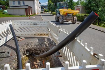 Stopp, hier wird in Mittelsachsen gebaut! - Voll gesperrt wegen des Breitbandausbaus ist im Oederaner Ortsteil Schönerstadt bis 3. September die Straße zwischen Teich bis Ortsausgang in Richtung Langenstriegis. Die Bushaltepunkte befinden sich in diesem Zeitraum ersatzweise an der Hausdorfer Straße und am Flurenberg. 