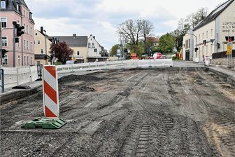 Stopp, Umleitung: An diesen Baustellen in Mittelsachsen gibt es Behinderungen - Bei der Sanierung der Dresdner Straße in Flöha (B 173) ist in der Woche  ab 8. Mai auf dem ersten Abschnitt die vorhandene Fahrbahndecke abgefräst worden. Die Spuren der Baustelle sind jetzt deutlich zu erkennen. 