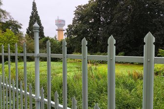 Stopp! Warum dieses grüne Paradies mitten in Plauen für die Öffentlichkeit noch tabu bleibt - Der Weisbachsche Garten ist mit einem Zaun abgesperrt. Hinten: der ehemalige Wasserturm in der Elsteraue.