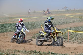 Stoppelcross in Topfseifersdorf: Laut und staubig - Beim zweiten Stoppelcross in Topfseifersdorf drehten über 200 Motorsportler ihre Runden.