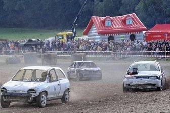 Stoppelfeldrennen entwickelt sich im Vogtland vom Geheimtipp zum Zuschauermagneten -  Insgesamt waren 32 Fahrer, unter anderem auch aus Auerbach, Zwickau und Pirna, mit ihren meist schrottreifen Vehikeln an den Start gegangen. 