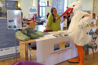 „Storch im Anflug“: Messe für werdende Eltern in Döbeln - Die Veranstalter von „Storch im Anflug“ bringen zur fünften Auflage ihr Maskottchen mit.