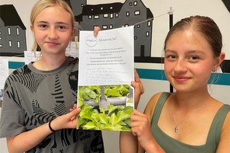 Stoßen junge Leute in Schwarzenberg durch ein Fotoprojekt auf eine spannende Liebesgeschichte oder rostet alte Liebe doch? - Die zwölfjährige Mia Gerz (l.) hat das Schloss unterhalb des Schlosses fotografiert, und Selina König (r.) hat ihre Gedanken dazu aufgeschrieben. Daraus resultiert jedoch eine spannende Frage.