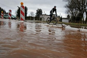 Straße in St. Egidien nach Schneeschmelze überflutet -