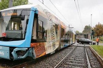 Straßenbahn stößt mit Auto zusammen - 