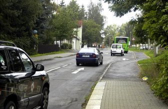 Straßenbau wird vertagt - 
              <p class="artikelinhalt">Viel befahren und sanierungsbedürftig - die Reumtengrüner Straße in Auerbach. Der eigentlich für den Herbst angekündigte Baubeginn musste jetzt abgesagt werden.</p>
            