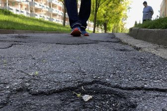 Straßenschäden in Zschopau: Flickenteppich bringt Anwohner in Rage - Auf der Rosa-Luxemburg-Straße gibt es fast keine Stelle, die noch nicht geflickt wurde.