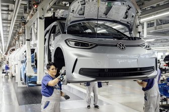 Strafe in Milliardenhöhe droht – Volkswagen reagiert mit Leasing-Sonderaktion für den ID.3 - Der ID.3 wird im Volkswagenwerk in Zwickau gefertigt.