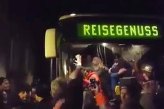 Strafen für vier Flüchtlings-Blockierer von Clausnitz - "Reisegenuss" - der Standard-Schriftzug der Regionalverkehrsunternehmen Erzgebirge und Mittelsachsen wirkte nach anderthalbstündiger Blockade am 18. Februar 2016 in Clausnitz eher zynisch.