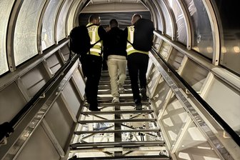 Straffällige Afghanen aus Sachsen abgeschoben - Von Beamten ins Flugzeug geleitet: Deutschland hat 25 Männer per Charterflug von Leipzig/Halle aus nach Afghanistan abgeschoben.