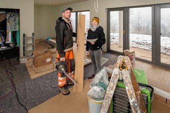 Straffer Zeitplan für das Feriendorf Erzalm in Seiffen - Manuel und Bianca Lorenz besprechen in einer der rund 120 Quadratmeter großen Ferienwohnung den weiteren Innenausbau. 