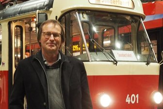 Strafpredigt zur Bahn im Mitternachtszug - Autor Arno Luik im Chemnitzer Hauptbahnhof vor der historischen Tatra-Straßenbahn, Baujahr 1968, in der er in der Nacht zum Samstag aus seinem Bestseller "Schaden in der Oberleitung" gelesen hat.