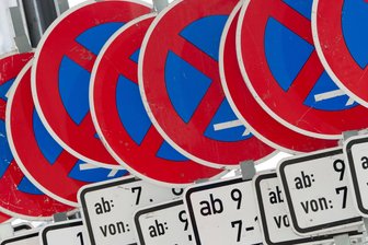 Straft Kriebstein künftig Falschparker in Rossau ab? - Wo Parkverbot in Rossau besteht, könnte künftig die Gemeinde Kriebstein kontrollieren.