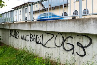Straftat mit Ansage: Graffiti-Sprayer kündigt Sachbeschädigung bei der Bahn schon im Voraus an - Orthografisch etwas wackelig und deshalb mit Korrektur kündigt der Graffiti-Sprayer „Blad3“ an der Stützmauer der Olbernhauer Umgehungsstraße an, bald auch Züge beschmieren zu wollen.