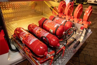 Straftaten im Plauener Asylheim: Lässt sich die Kreisbehörde von Zündlern auf der Nase herum tanzen? - Für Laien ist Feuerlöscher gleich Feuerlöscher, doch es gibt Unterschiede in Ausführung und Verwendungszweck. Die Kreisbehörde ließ im Asylheim Pulverlöscher einsammeln und Schaumlöscher installieren. In der Auseinandersetzung mit Zündlern meidet sie Sanktionen.