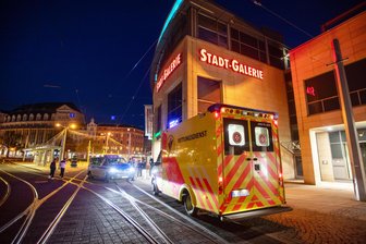 Straftaten im Vogtland 2024: Plauen am stärksten von Kriminalität belastet - Auf dem Postplatz in Plauen gab es voriges Jahr immer wieder Polizeieinsätze.