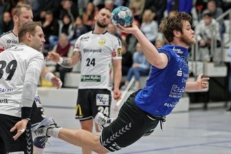 Strafwurf sorgt für Entscheidung - Vor der Saison-Rekordkulisse von 328 Fans in der Sachsenlandhalle mussten sich die Oberliga-Handballer des HC Glauchau/Meerane mit Stefan Staude (am Ball) dem SV 04 Plauen-Oberlosa knapp geschlagen geben.
