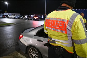 Strafzettel für Fußballfans: Polizei verteilt zu Spiel von Erzgebirge Aue mehr als 50 Knöllchen - Die Polizei hat in Aue jetzt mehrere Falschparker abgestraft.
