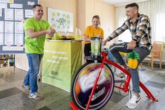 Strampeln für die Fitness: Pflegeunternehmen im Erzgebirge bietet Gesundheitswoche für Mitarbeiter - Heilerziehungspfleger Abel Böhme trat zur Gesundheitswoche kräftig in die Pedale. Am Stand des Ingenieurbüros Bräunlich & Partner gab es fürs Fahrradfahren einen gesunden Smoothie.