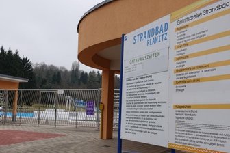 Strandbad-Sanierung in Planitz wird Zwickauer Räten zu teuer - Eigentlich sollte die Sanierung des Strandbades Planitz vor der Badesaison 2023 abgeschlossen sein. Ob es so kommt, ist nun ungewiss. 