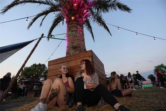 Strandgefühle trotz Regenwetters? Warum auf dem Zwickauer Flugplatz trotzdem eine Beach-Party steigt - Die Erstauflage des Palm Beach Open Air zog im Vorjahr mehr als 1500 Besucher an.
