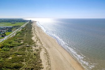 Strandurlaub und Straßenbahn: Mit Belgiens Küstentram - Schienen am Strand: Auf 67 Kilometern fährt die Kusttram fast die ganze belgische Küste entlang.