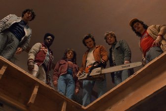 „Stranger Things“: Abschied aus dem Upside Down – warum das Finale mehr ist als Nostalgie - Finn Wolfhard, Caleb McLaughlin, Natalia Dyer, Joe Keery, Charlie Heaton, Gaten Matarazzo (von links) in einer Szene der fünften Staffel von „Stranger Things“.