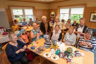 Straßberger Strickcafé besteht seit zehn Jahren - Die Frauen des Straßberger Strickcafés treffen sich mittlerweile seit zehn Jahren in der Gaststätte des Ortes.
