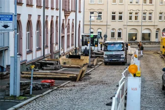 Straße am Rathaus in Aue seit Tagen halbseitig gesperrt: Was es mit den Bauarbeiten auf sich hat - Blick auf die Baustelle am Rathaus in Aue. Die Lessingstraße ist wegen der Arbeiten halbseitig gesperrt.
