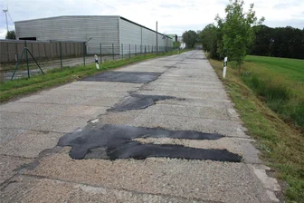 Straße an der Lauterbacher Milchviehanlage: Deckschicht wird nicht aufgebracht - Deutlich zu sehen sind die etwas größer flächigen Erneuerungen sowie die Lochflickerei.