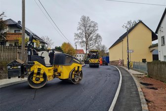 Straße der Befreiung in Reinsdorf: Teilsanierung fast fertig - Die Sanierung eines Abschnitts der Straße der Befreiung in Reinsdorf ist fast fertig.