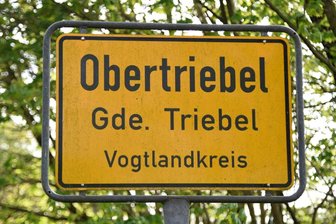 Straße Dürrer Ast in Obertriebel wird gebaut - In Obertriebel wird das schlechte Stück der Straße Dürrer Ast gebaut. Vorher kam Breitbandkabel in die Erde.