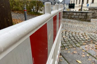 Straße gesperrt: Was Autofahrer in Auerbach darüber wissen müssen - Wegen einer Havarie wird auf der Auerbacher Schlossstraße gebaut. Am 3. November ist voll gesperrt.