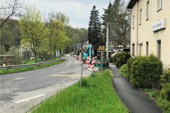 Straße im Chemnitztal ab Montag gesperrt - großräumige Umleitung - Im Bereich von Auerswalde steht bereits eine Ampel. Glasfaserleitung und Hausanschlüsse werden gebaut. Ab Montag wird ein 1,3 Kilometer langer Abschnitt für drei Monate komplett gesperrt. Die Umleitung erfolgt großräumig.