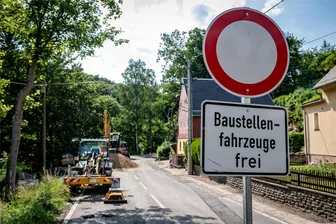 Straße im Chemnitztal bleibt gesperrt - Die Durchfahrt auf der Chemnitztalstraße zwischen Chemnitz und Claußnitz (B 107) bleibt noch eine Woche lang gesperrt.